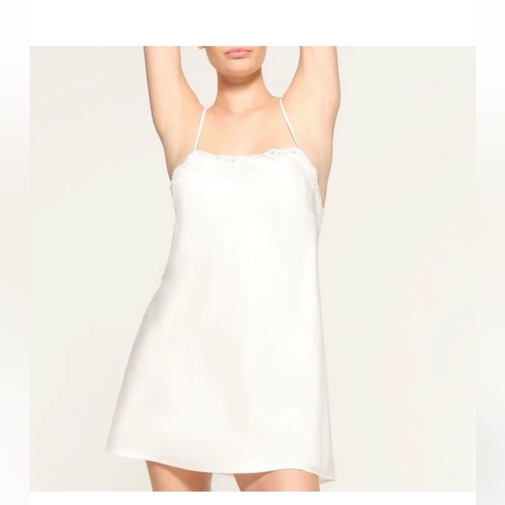 SKIMS off White Lace Trim Slip Chemise nightwear nightie sexy chic size medium